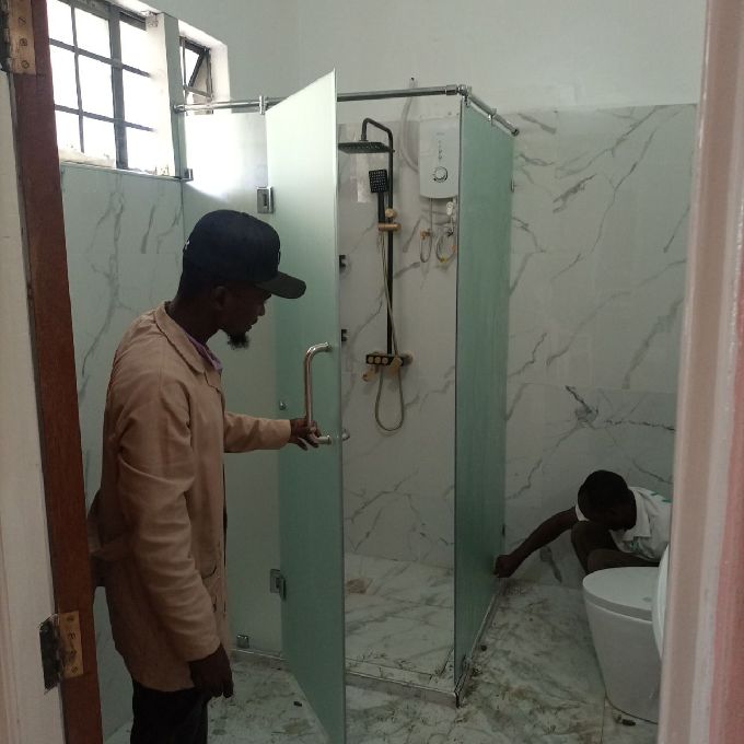 Frameless shower cubicle 