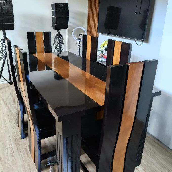 A Modern Glass-Top Dining Table for Sale in Ongata Rongai